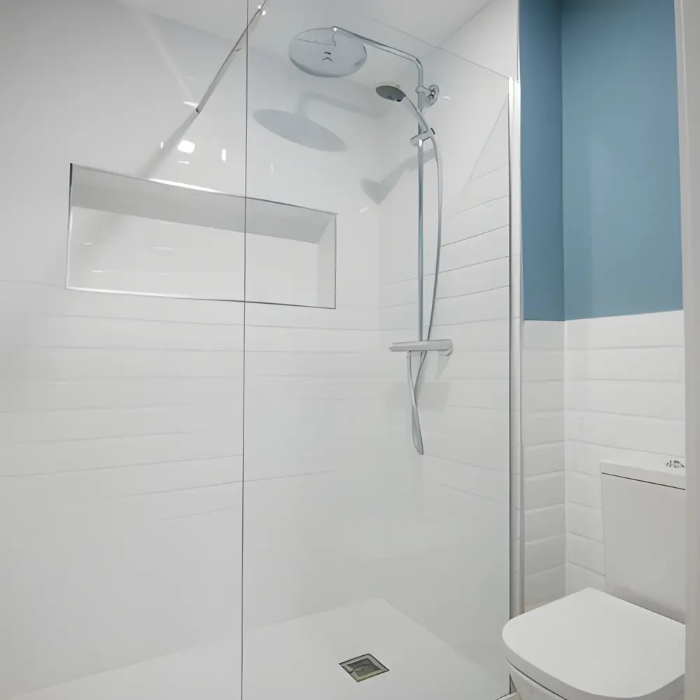 Alicatado de azulejos en un baño de Almería