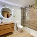 Baño reformado en Almeria con mampara y grifería nueva