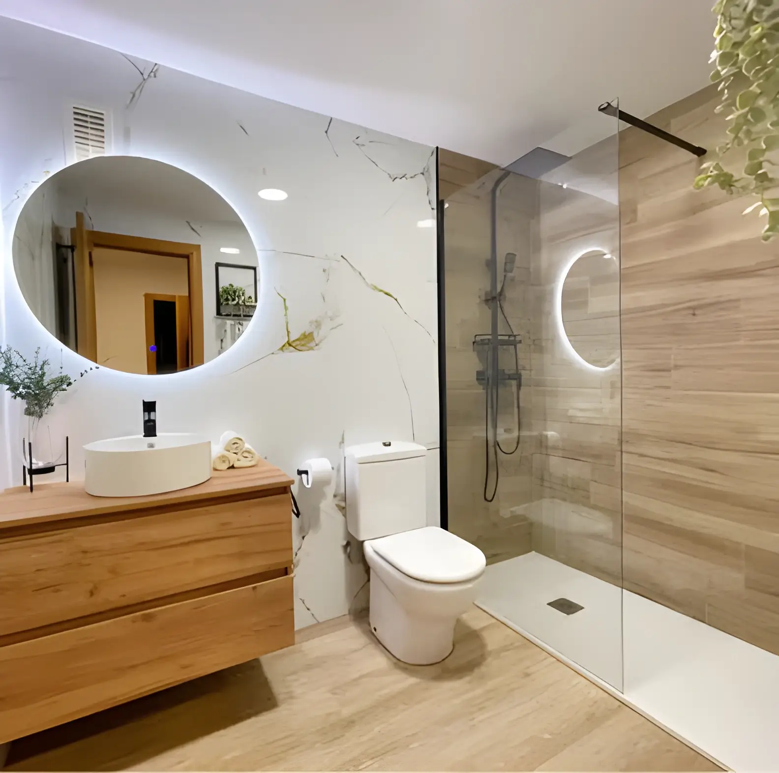 Baño reformado en Almería con mampara y grifería nueva